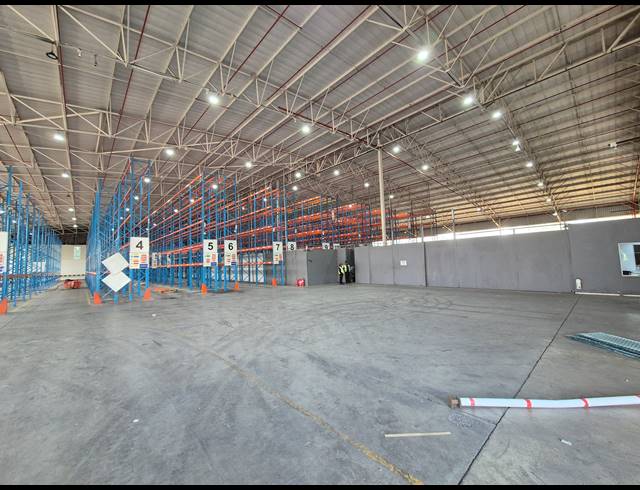 7,671M² WAREHOUSE TO LET IN LONGMEADOW
